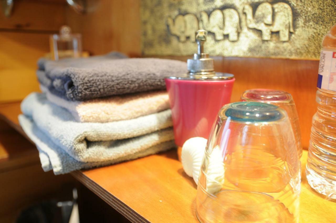 Peniche "Le Defi" Bed & Breakfast Marolles-sur-Seine ภายนอก รูปภาพ