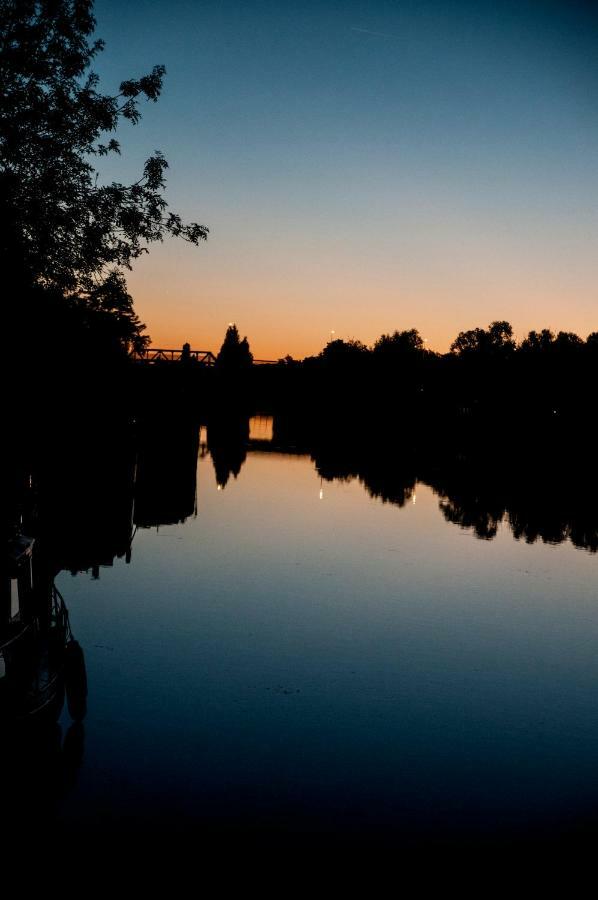 Peniche "Le Defi" Bed & Breakfast Marolles-sur-Seine ภายนอก รูปภาพ